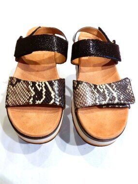 Vionic Snakeskin Embossed Leather Sandals in Size 9